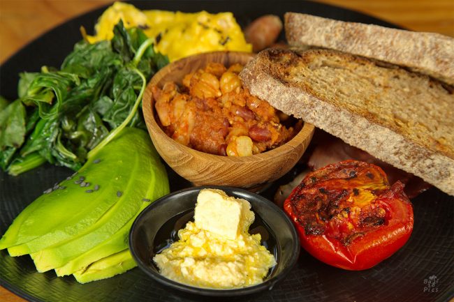 Кулинарна фотография - вкусна закуска с яйца, авокадо и зеленчуци