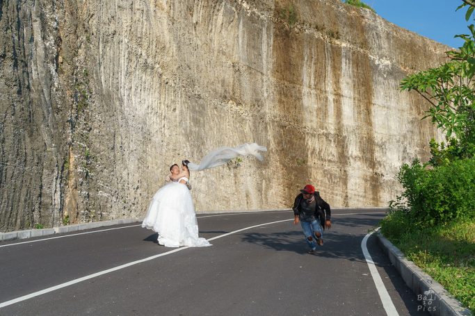 Фотограф на Бали - Сватбена фотосесия на Melasti beach