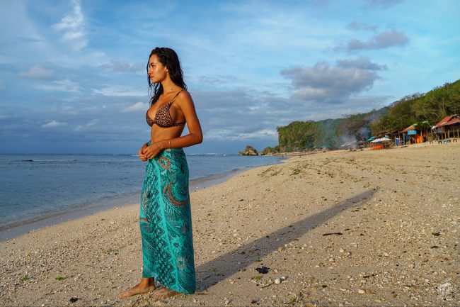 Фотосесия на плажа - модел в Бали на Padang Padang