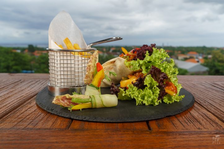 Кулинарна фотография - сандвич с пилешко и ананас