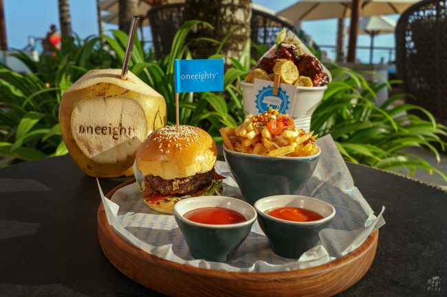 Бургер със свински ребра в The Edge, Bali