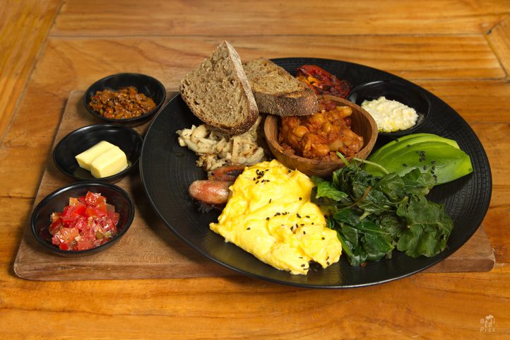 Кулинарна фотография - вкусна закуска с авокадо, хляб масло и яйца